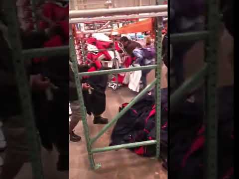 视频-美国商场打折引华人代购疯狂扫货：在衣服堆上