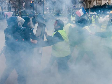 巴黎警方与示威者对峙冲突（图源：天空新闻网）