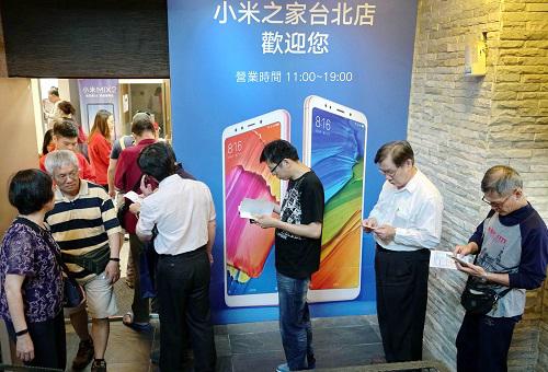 资料图:顾客在“小米之家”外排队等待进店体验小米产品。OPPO、小米、华为等大陆手机品牌近年登陆台湾,市场占有率均挤进前十之列,获得愈来愈多台湾民众青睐。新华社记者林善传摄