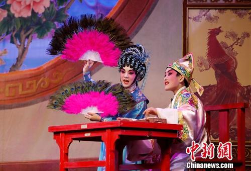 图为利文喆(右)、陆瑞徽表演的《周瑜与小乔之劝勉篇》。 杜洋 摄