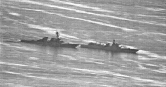   ▲左爲美國海軍“迪凱特”號驅逐艦，右爲中國海軍“蘭州”號驅逐艦，兩艦最近時只有40米左右。（美國海軍）