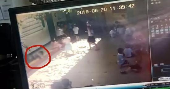 雅雅(圆圈中女孩)被玻璃窗砸中倒地。 截屏图