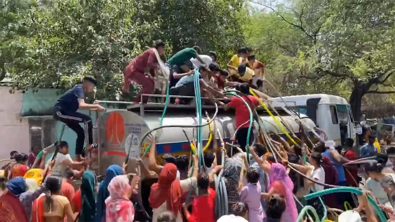 印度居民为抢水大打出手