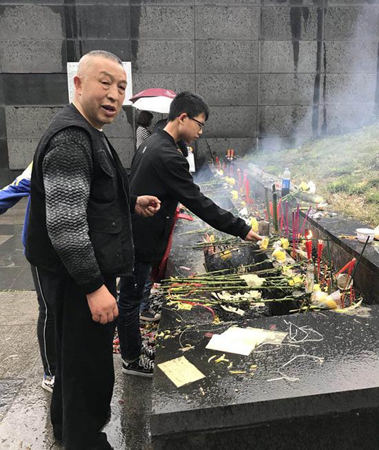 清明节当天，杨云青带着孙儿们到渔子溪半山腰的公墓悼念袁秀芳。