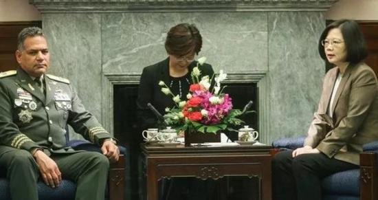 ▲台湾地区领导人蔡英文去年10月23日接见多米尼加国防部长。来源：台湾“中央社”