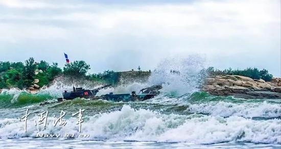 ▲参加“海上登陆”竞赛的俄海军陆战队员正在试驾中国ZBD-05两栖战车。
