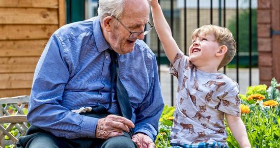 4岁男孩同91岁患痴呆症老人成为好朋友