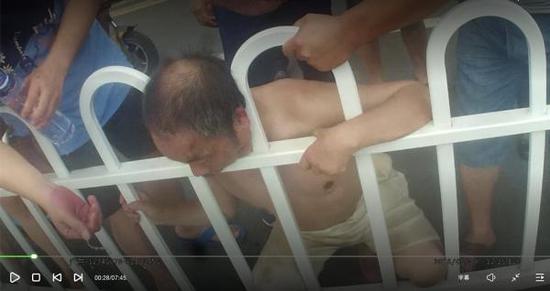 七旬老人酷暑下晕倒头卡护栏 警民协助帮其脱险