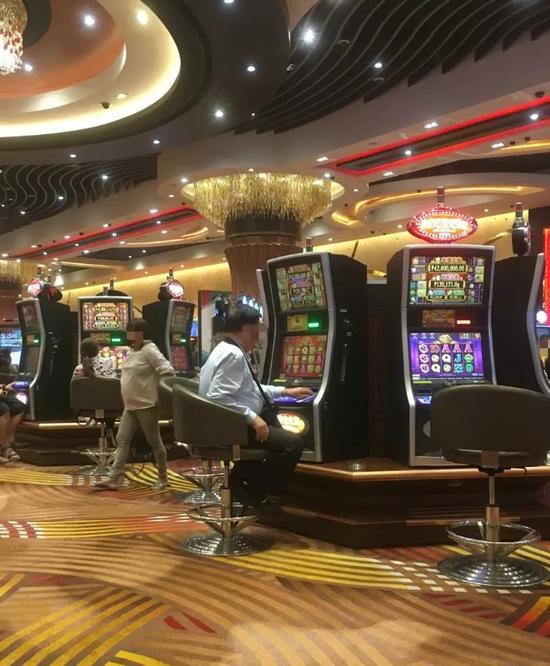 ▲马尼拉著名赌场“City of Dreams（梦之城）”里，有玩家正在玩老虎机。新京报记者李明 摄