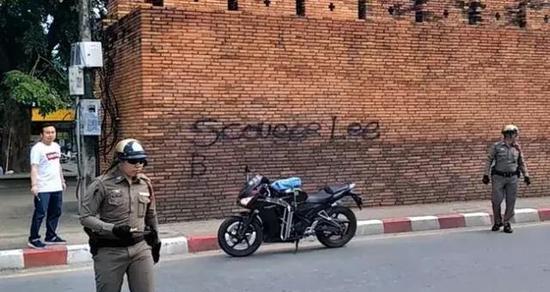 视频：外国游客在泰国古迹上涂鸦 恐面临最高十年监