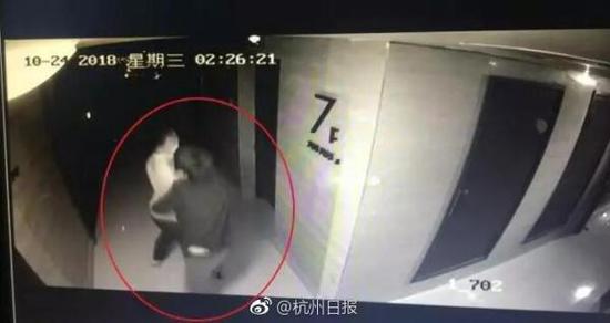 不堪忍受女友查手机 男子怒砸女友2台iPhoneX被拘