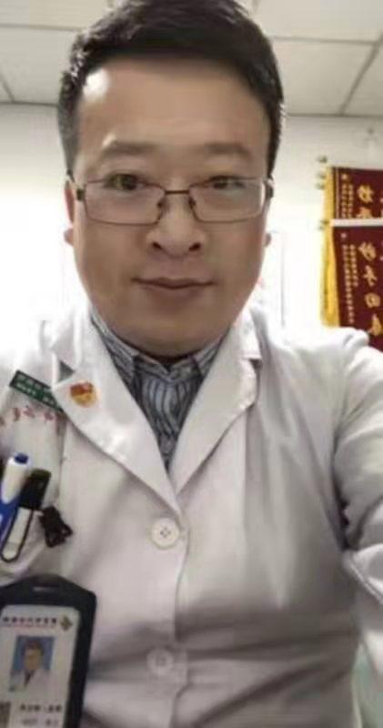 李文亮患病前因加班與妻子視頻聊天。受訪者供圖