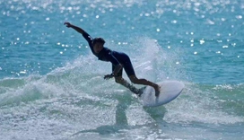 冲浪小镇：我在海南日月湾等浪来