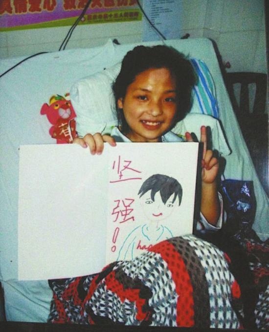 何亚军2008年被救出后,在医院接受腿部治疗。