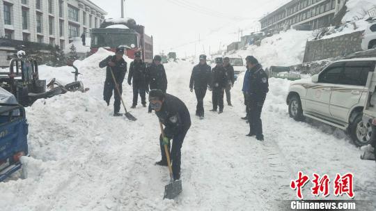 聂拉木县公安民警清雪。 本文图片均为受访单位供图