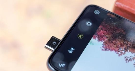 自动“升降”的动作，疑似拍照，引发了用户对于隐私泄露的担忧。