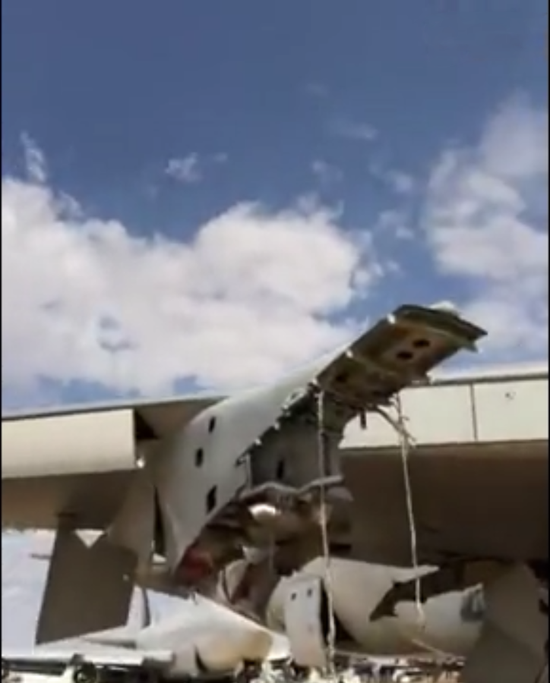 少了引擎的飞机（视频截图）