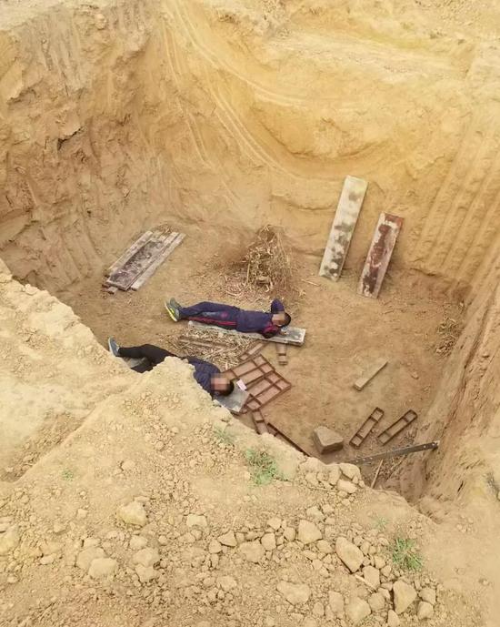 爱心村的孩子们躺在项目基坑里阻止施工。来源：武安市委宣传部指定权威信息发布平台“新武安”微信公众号