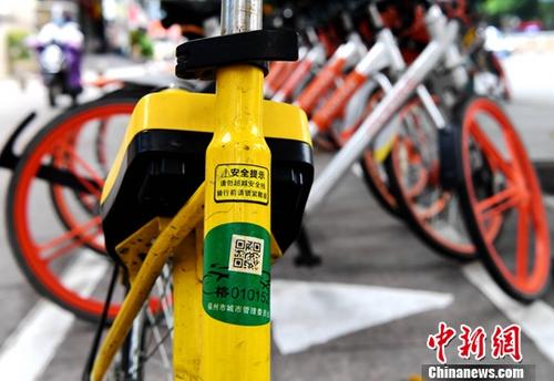 贴有物理标识（绿色）的共享单车停放在街头。中新社记者 张斌 摄