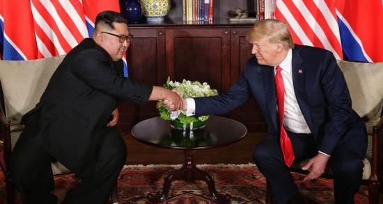6月12日，朝鲜最高领导人金正恩（左）与美国总统特朗普在新加坡举行会晤。新华社发（新加坡通讯及新闻部供图）