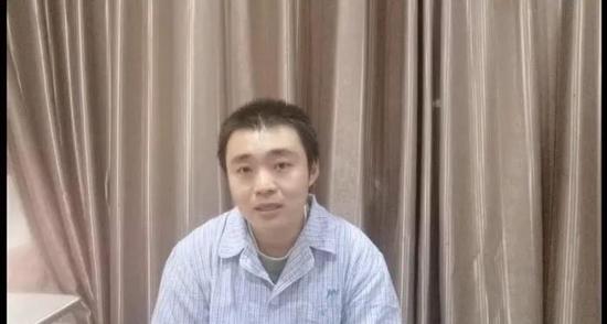 28日,陶勇在直播中与公众见面。(直播截图)