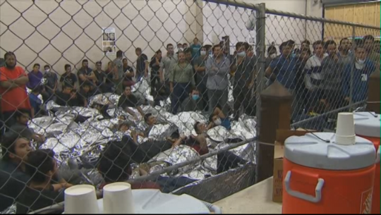 彭斯视察边境移民安置中心:有人喊"45天没洗澡了"
