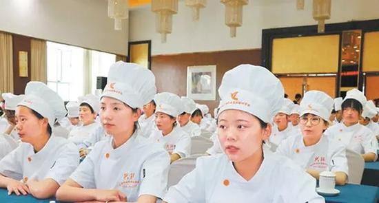 接受培训的女子拉面技师  中国甘肃网微信公众号 图