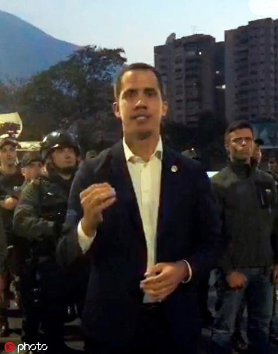 出现在军事基地的“临时总统”瓜伊多(图源:东方IC)