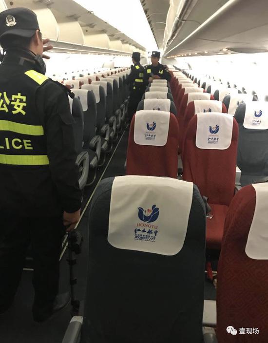 红航供图,图为机场公安对航空器展开安保搜查和调查取证工作。