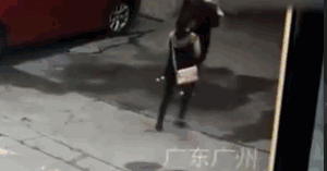 狗從樓上墜落，砸中張小琴的瞬間。 本文圖片均來自 “紅星新聞”微信公眾號(hào)