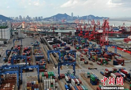 图为航拍江苏连云港一处集装箱货运码头。（资料图片）中新社记者 泱波 摄