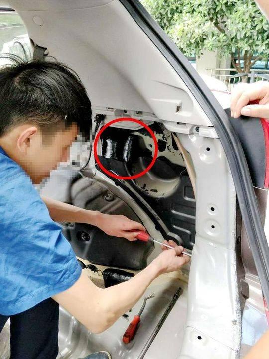图为民警正在拆卸车辆夹层搜查毒品,警方供图