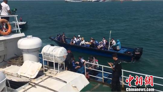 图为成功解救22名游客。海事局