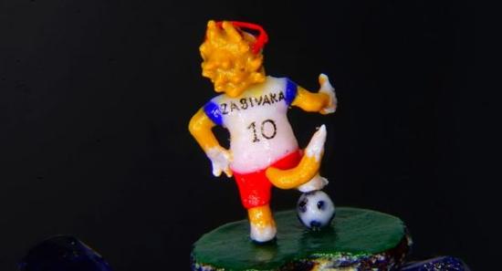 艺术家创作世界杯吉祥物微型画 仅高1.5毫米(图)