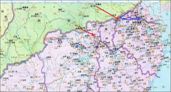 公元383年前秦和东晋局势 ，图中红色为前秦军，蓝色为东晋军，蓝圈分别为：东晋荆州军屯驻地上明与北府兵屯驻地镇江（底图据《中国历史地理地图集》）