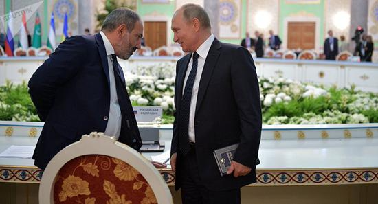 普京与亚美尼亚总理尼科尔·帕希尼扬交谈时，依然手不离手。（图源：俄罗斯卫星通讯社）