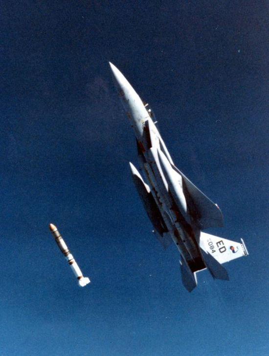 资料图片：1985年9月，一架美军F-15战机首次使用反卫星导弹击毁了一颗废弃卫星。（图片来源于网络）