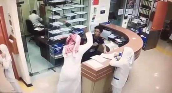 视频：沙特男子被拒绝开药 持刀连捅护士近10秒