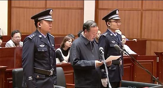 王胜德（中）在法庭作最后陈述 中国纪检监察报微信公众号 资料图