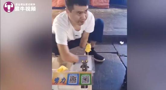 米技巧在街头捏先生男女面塑娃娃图片