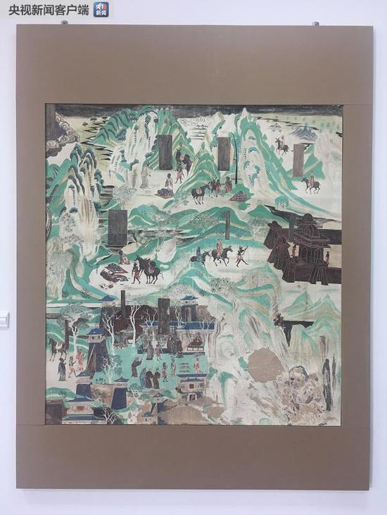 △常书鸿在1955年临摹的青绿山水画。这幅画位于盛唐时期开凿的莫高窟第217窟南壁。(央视记者李辉拍摄)