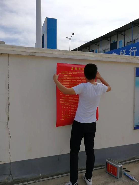 巡察组进驻长沙市第四医院时,在医院新院建设工地内张贴巡察公告,设置意见箱