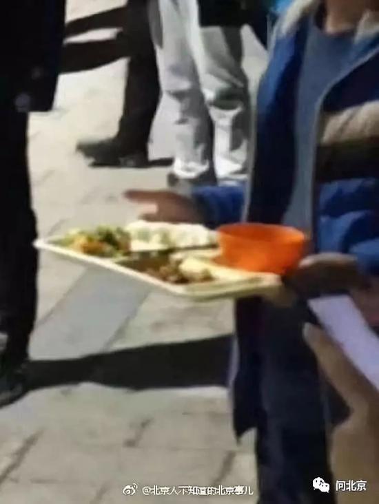 学生端餐盘看灭火,被赞:真吃货!/图片来源见水印