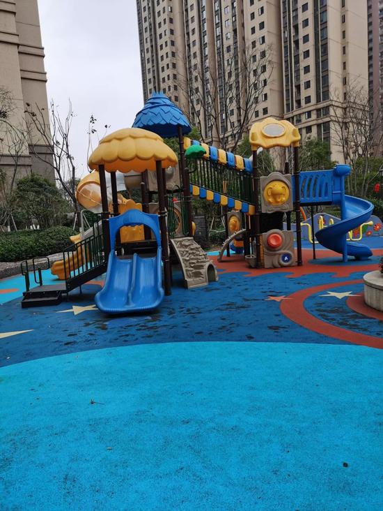 以往春节充满欢声笑语的小区儿童乐园，现在空无一人。