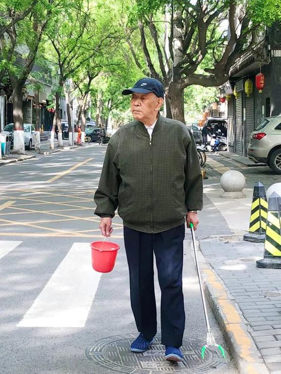 92岁老人每天捡烟头2小时坚持一年多 曾被指作秀