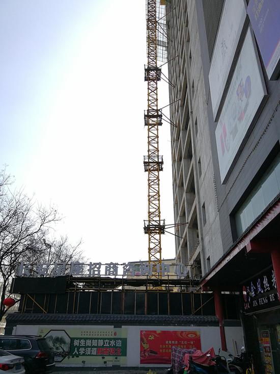 2018年3月22日，西安市长安路，正在出售在长安星座房地产，是8年前被撤销在项目。 视觉中国 图