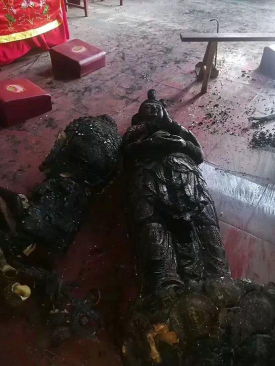 大火中被焚毁的佛像 当地人供图