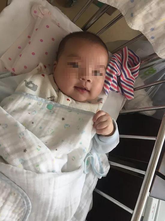 被父亲遗弃了两次的男婴小宇(化名)。 本文图片 澎湃新闻记者 陈斯斯