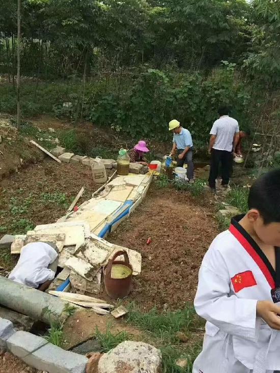 附近村民舀油