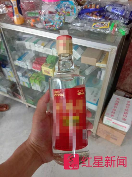 ▲廖某在小卖部里买了这样一瓶酒 图片来源：红星新闻
